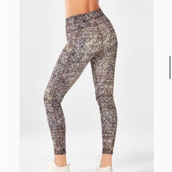 🛍️ Serpentine Define PowerHold Snake Print 7/8 Workout Leggings M - Picture 1 of 4